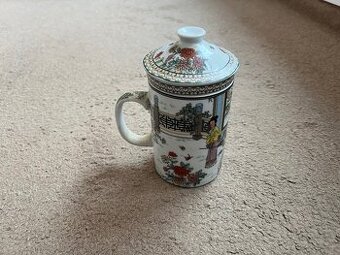 Porcelánový hrníček s čajovým infuzerem