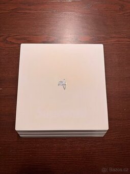 PS4 pro bílej + ovladače, hry, kabeláž