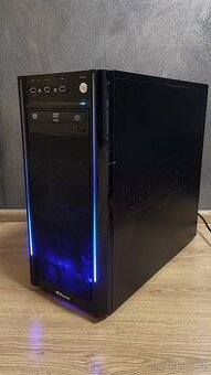 Herní PC s podsvícením + monitor