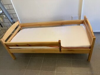 Dětská postýlka z masivu s matrací i roštem
