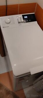 Úzká pračka Electrolux vrchní plnění