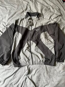 Šedá větrovka Nike Windbreaker