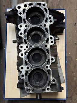 Spodek motoru / blok s klikou Nissan 2.5dCi YD25