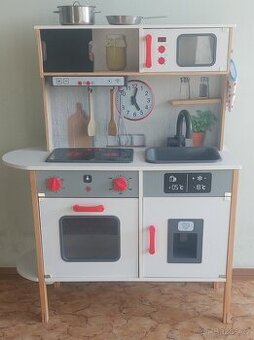 Dětská dřevěná kuchyňka