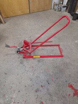 Zvedák zahradního traktoru