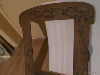 Obrazový rám s vyřezávaným zdobením