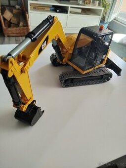 Pásový bagr cat bruder