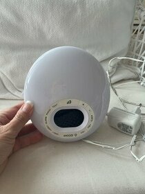 Digitální hodiny/budík měnící barvy