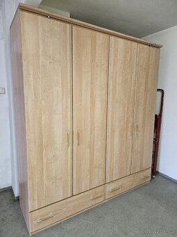 Velká šatní skříň