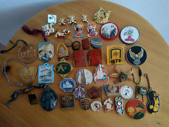 Staré odznaky, brože a přívěšky