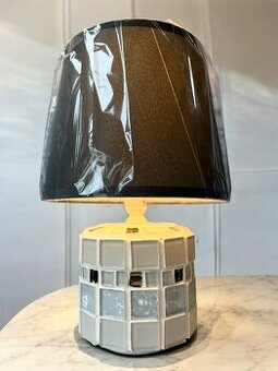 Stolní lampa z mozaiky se stínidlem.