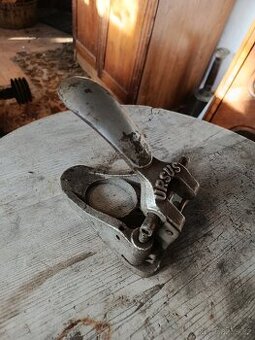 Starožitná celokovová děrovačka – masivní retro kousek