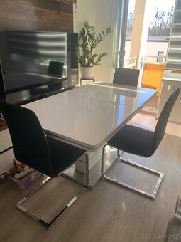 Jídelní stůl a 3 židle