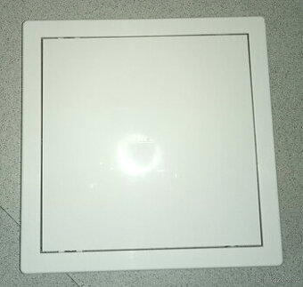 plastová dvířeka pod vanu