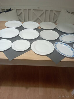 porcelánová sada bílých talířů, různé tvary dekory