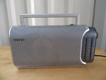 Nabízím radio Sony ICF-704L. PLně funkční. Jen co je a foto.