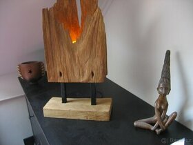 Designová dřevěná lampička