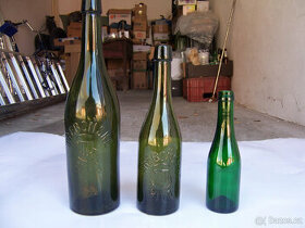 staré pivní lahve, zelené, od Třeboňského piva
