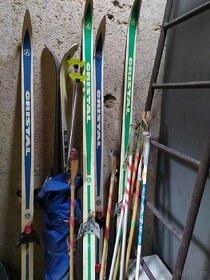 Staré různé lyže