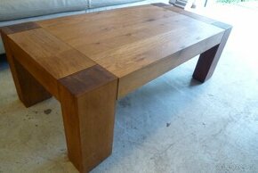 krásný masivní moderní dřevěný stůl konferenční