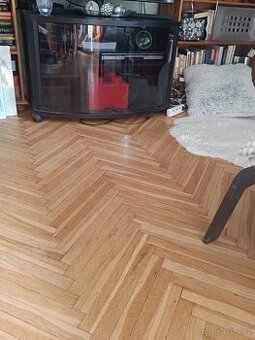 Stolek na televizi