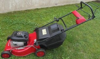 Benzínová sekačka s pojezdem a motorem Briggs & Stratton