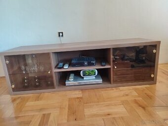 Stolek pod TV