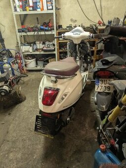 Vespa Primavera 125ie. Na náhradní díly