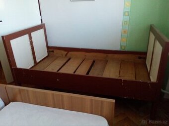 Dřevěná postel