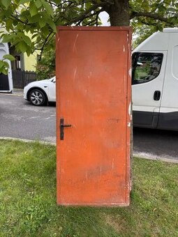 Masivní ocelové dveře