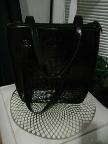 Krásná černá kabelka imitace krokodýla, lakovaná, NOVÁ