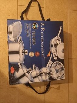 Sada nerezového nádobí.