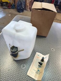 Nádobka ostřikovačů NDR- Trabant, Wartburg 12 v