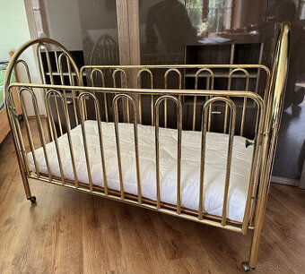 Zlatá postýlka pro miminko.