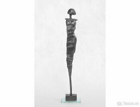 Dívka s mikádem, socha ženy kovová dekorace originální umění