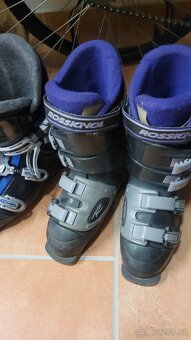 Lyzaky velikost 24 a lyžařská helma dětská xs