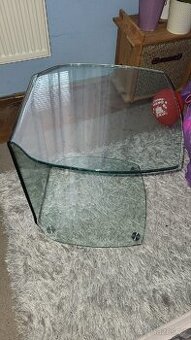Stolek z kvalitniho tvrzeneho skla.