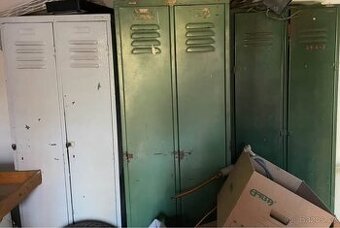 Šatní plechové dílenské skříňky (stadlo)