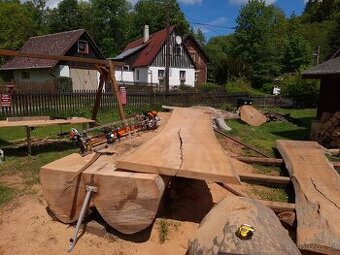 Pořez kulatiny přenosným katrem v místě kácení