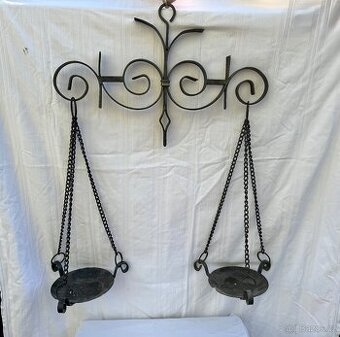 Kovový kovaný závěs na květináče tvar váhy na 2x květináč