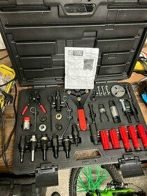 UNIVERZÁLNÍ SADA PRO DEMONTÁŽ SPOJEK KOMPRESORU KLIMATIZACE