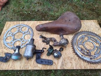 Směs dílů na historická kola