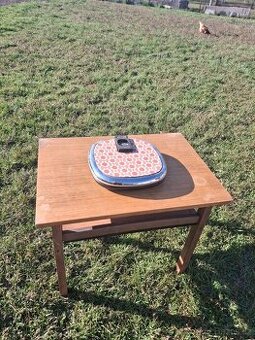 Židle, malý stolek