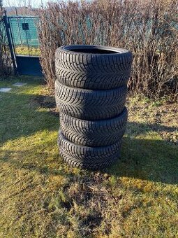 285 40 21 zimni Nokian cca 7mm