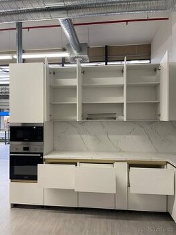 Prodám NOVOU bilu kuchyň Plzeň DTD Egger