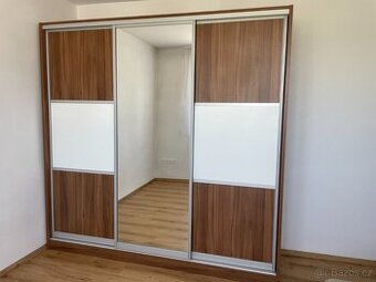 Šatní skříň s posuvnými dveřmi - IHNED k odběru
