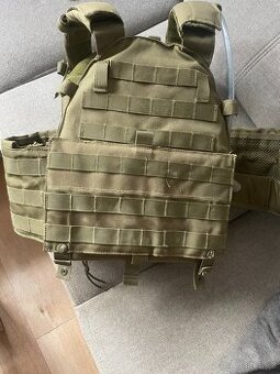 nosič plátů s batohem camel bagem a sumkou na vysílačku