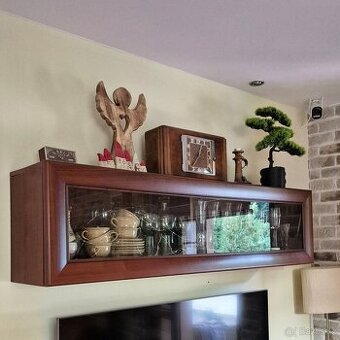 Prosklená skříňka na zeď