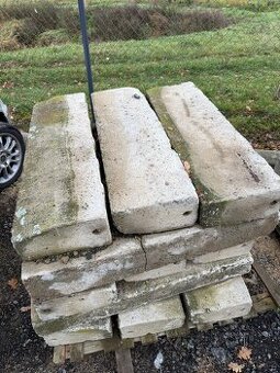 Starší silniční obrubníky