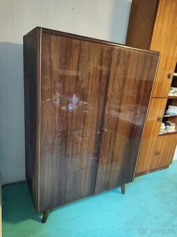 Skříně, stůl a konferenční stolek